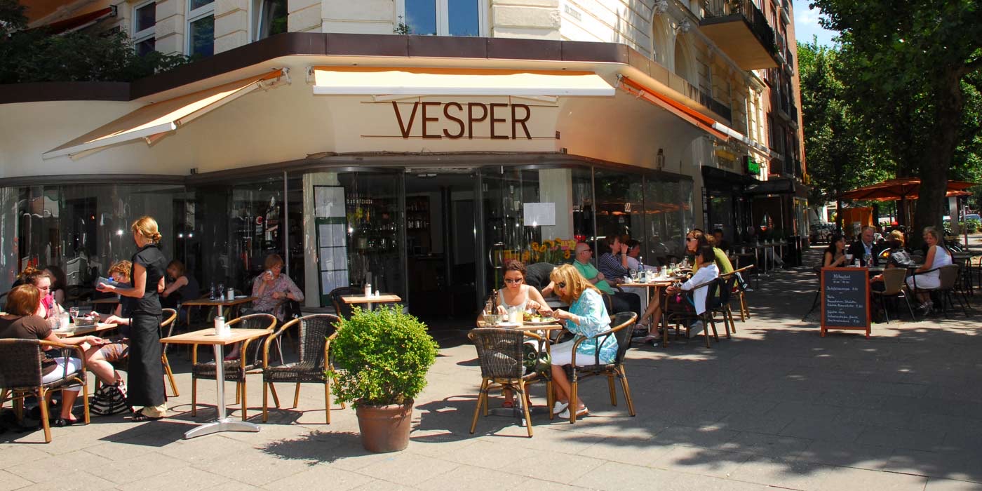 Das Vesper an der Straßenecke Osterstraße, mit Markise und voll besetzten Außenplätzen